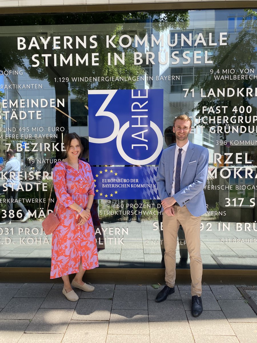 eu_local's tweet photo. Unter dem Motto #EuropasKommunalesFundament fand am Mittw. die Ausstellungseröffnung zu #30JahreEBBK u.a. mit @MelanieHuml und Landrat Habermann im Haus der bay. Landkreise in #MUC statt. Besichtigungen von Mo-Do, 9-12 &amp; 14-16 Uhr; Fr 9-12 Uhr ohne Voranmeldung möglich. #eu_local https://t.co/jdiN1IE45u