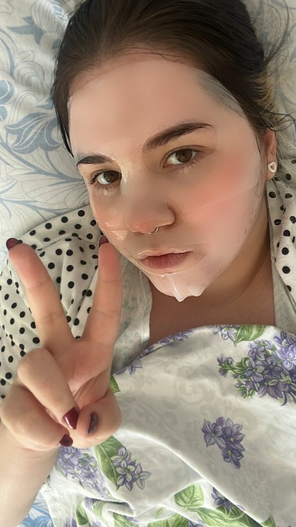 _sadbitch00's tweet photo. лиза привезла мне цветы и масочки дарлинг, теперь мое восстановление после операции проходит лучше😭😭🥺💖 https://t.co/hUrA9YSOYI
