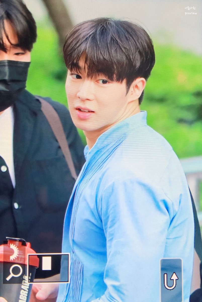 beautiful950724's tweet photo. 220722 뮤뱅 퇴근 

#SF9         #에스에프나인         #THEWAVEOF9         #SCREAM #스크림        #다원 #DAWON #이상혁 #상혁 https://t.co/J6Dnio1Xbt