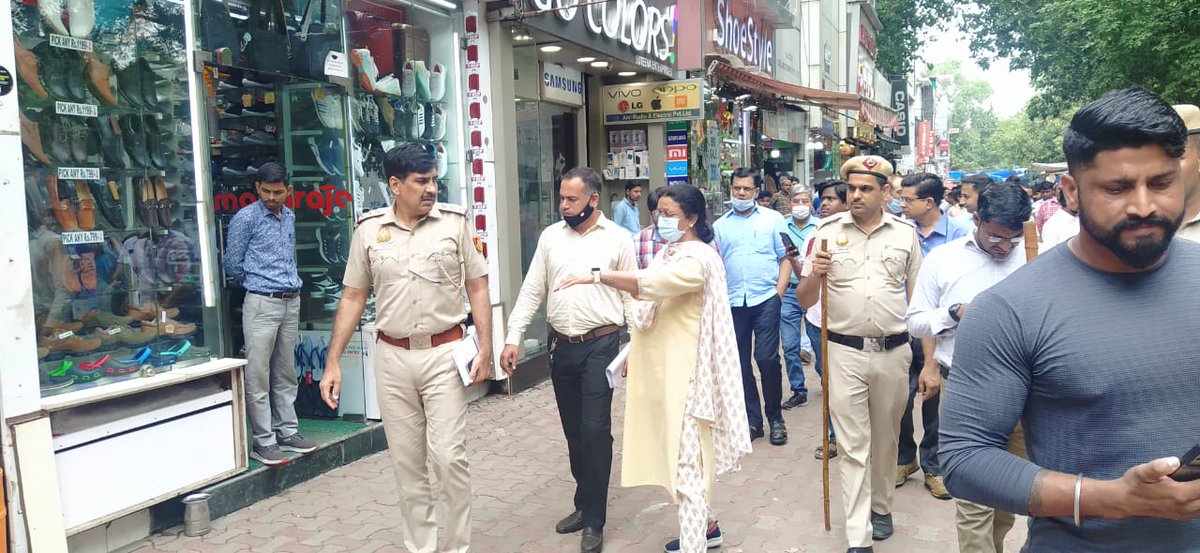 tweetndmc's tweet image. Joint inspection by #NDMC and Delhi Police to  find out the encroachment in Sarojini Nagar market to ensure better experience for the visitors
#PublicFacilities 
#SwachhSurvekshan2023
 #Live #SmartCity #NewIndia #NewNDMC