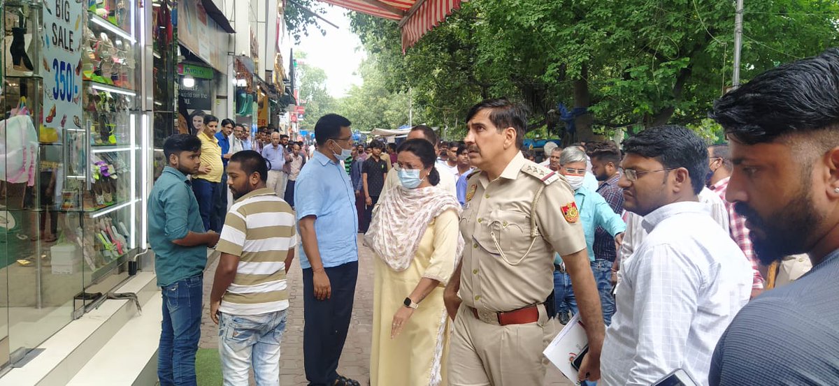 tweetndmc's tweet image. Joint inspection by #NDMC and Delhi Police to  find out the encroachment in Sarojini Nagar market to ensure better experience for the visitors
#PublicFacilities 
#SwachhSurvekshan2023
 #Live #SmartCity #NewIndia #NewNDMC