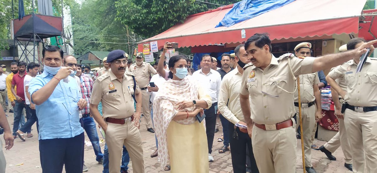 tweetndmc's tweet image. Joint inspection by #NDMC and Delhi Police to  find out the encroachment in Sarojini Nagar market to ensure better experience for the visitors
#PublicFacilities 
#SwachhSurvekshan2023
 #Live #SmartCity #NewIndia #NewNDMC