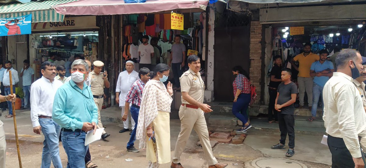 tweetndmc's tweet image. Joint inspection by #NDMC and Delhi Police to  find out the encroachment in Sarojini Nagar market to ensure better experience for the visitors
#PublicFacilities 
#SwachhSurvekshan2023
 #Live #SmartCity #NewIndia #NewNDMC