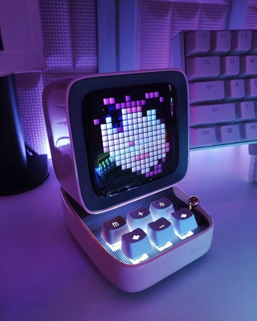 universesetups's tweet image. 😝 S de sextou… Opss, de Setup!

💜 Nada melhor que começar o dia com uma inspiração dessas né?! 

————————————————
#desksetup #retroclock #setupgoals #setupgamer #setupinspiration #dreamsetup #girlsetup #gamerlife