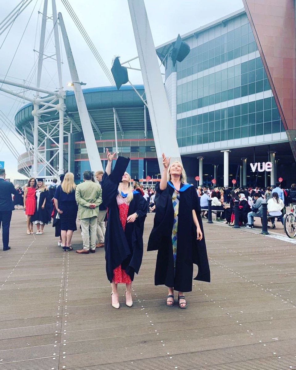 Graddio o <a href="/ysgolygymraeg/">Ysgol y Gymraeg</a> <a href="/prifysgolCdydd/">Prifysgol Caerdydd</a> 🎓 diolch ❤️