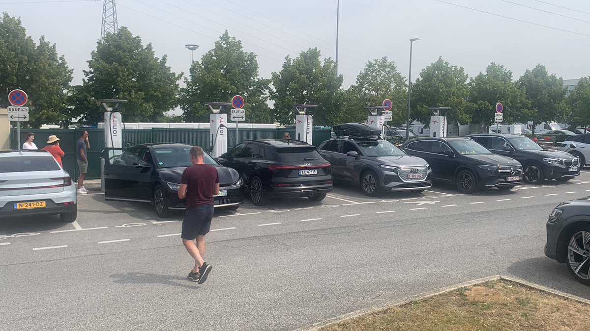domkraz's tweet photo. @IONITY_EU not exactly high performance charging. Not one of these cars is charging at more than 55KW. 6 cars waiting. #rubbish https://t.co/TDF1vZBsLR
