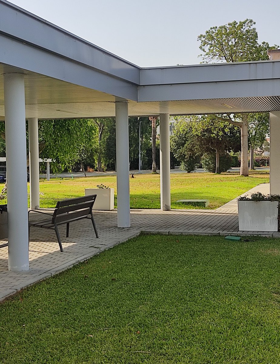 El viento  mece la cortina, recuerdo de buenos días, invitándome a compartir, y se cuelan siluetas de días no tan lejanos. El Centro no ha cesado en su actividad, continúa a la espera del retorno de los verdaderos protagonistas, vosotr@s, los ahora ausentes.
Seguid disfrutando