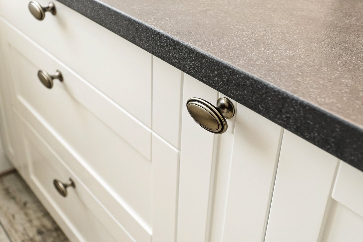 Gaišas un klasiskas virtuves mēbeles ar rāmīšu fasādēm.

Lasīt vairāk: virtuves.lv/lv/virtuves-me…

#interjeradizains #mebeles #virtuves #dizains #interjers #design #interior #style #home #interiordesign #decor #scandinaviandesign #kitchen #furniture #trending #кухня #кухняназаказ