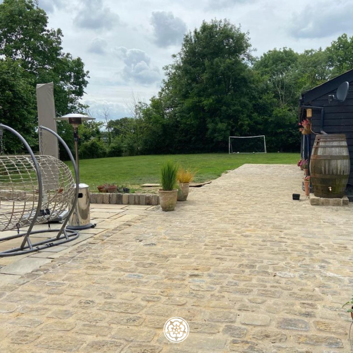 Yorkstonepaving's tweet photo. Our Reclaimed York Stone Cobbles are just the job for driveways, paths, patios and the like. Hand-lifted from sites across the UK, it's a guaranteed way to get an authentic aged and weathered look!

Thank you @flitchlandscapes for sharing your fabulous work!

#yorkstonesupplies https://t.co/dcINcY1wtH