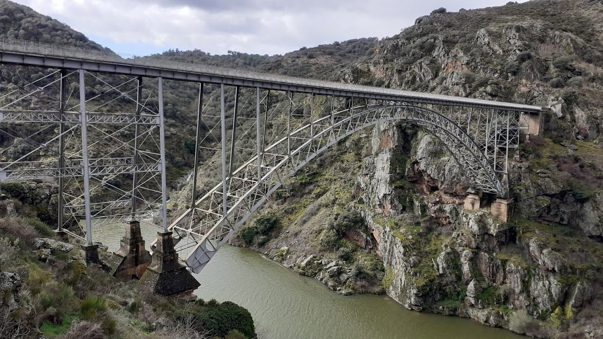 Sobre la garganta del Duero vuela un puente que se funde en el paisaje.

Emplea tan poco material que su estructura de acero se transparenta ligera entre las laderas de granito.

Así se diseñó y construyó el puente de Pino (o de Requejo).

#ViernesDePuentes #ZamoraMola
Hilo 👇
