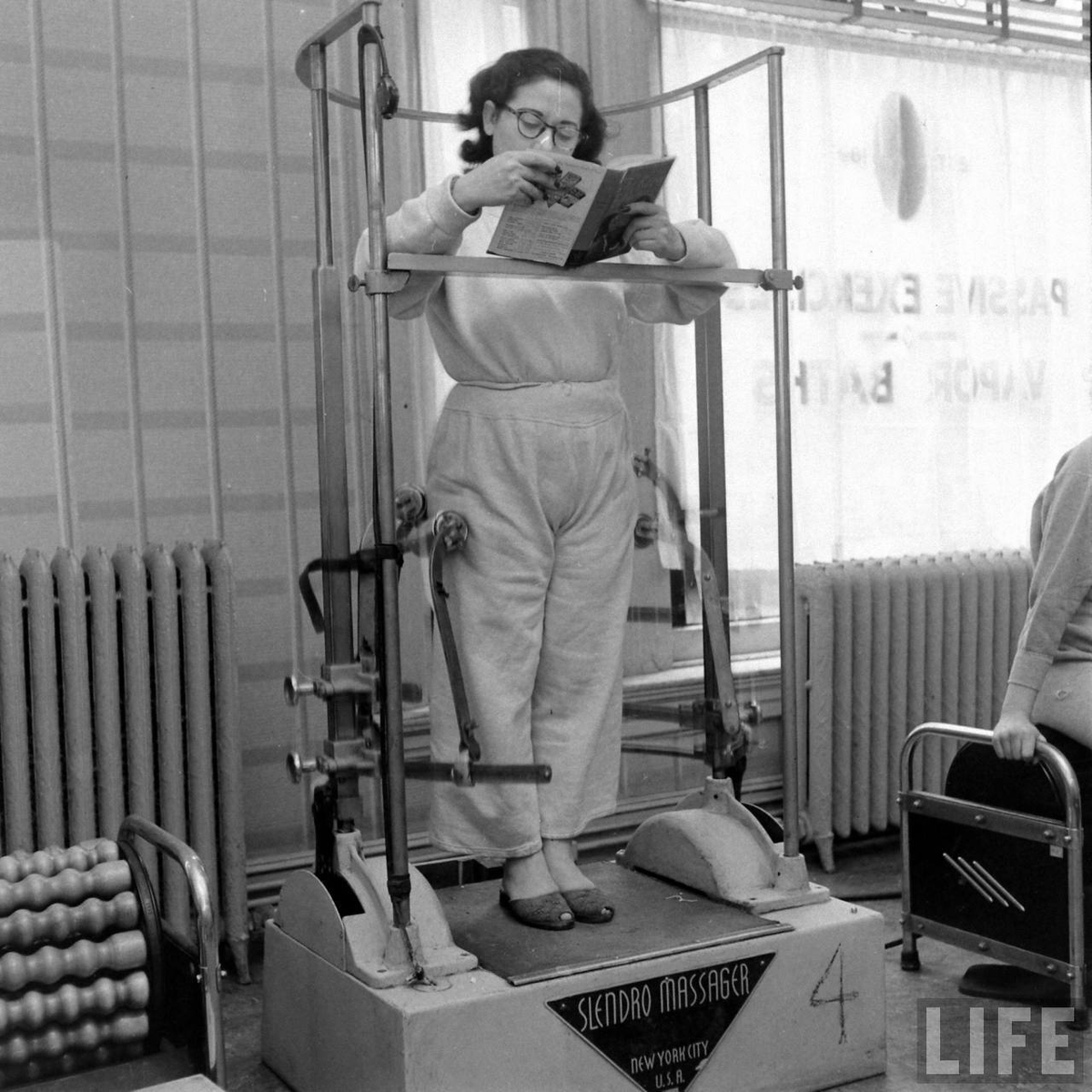 93DWTW's tweet photo. Reading in the Slendro Massager
Nina Leen, 1947
#reading #slendro #massager #ninaleen #1940s https://t.co/rnRgx2T0FZ