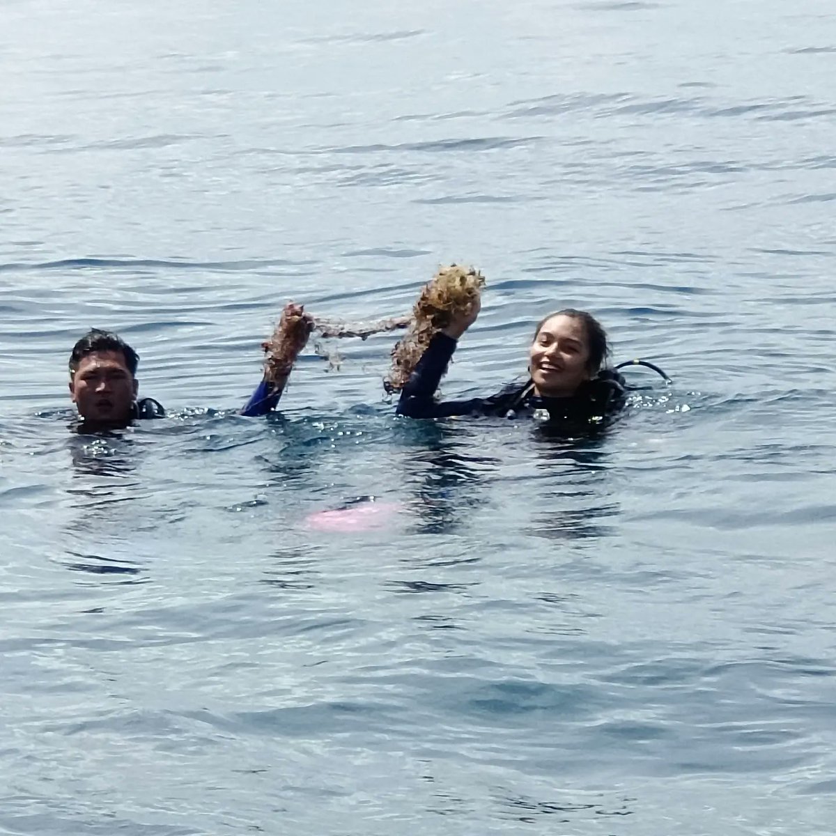 Gumal's tweet photo. With @sfcsarawak, @Petronas &amp; stakeholders supporting #reefcleanup at #Miri-Sibuti Marine National Park. Beautiful, enchanting seas. Dipping into the seas is a definite must. Minimal plastic, rubbish &amp; #ghostnets found. 
@sarawakecowarriors @conservationoptimism @whitleyawards https://t.co/SLi81wwQjM