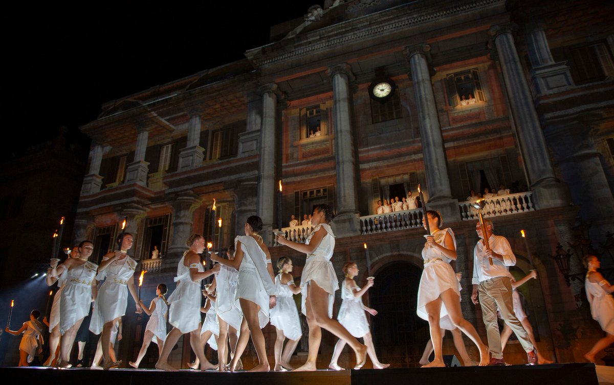 🟦 30 ANYS DELS JOCS OLÍMPICS A BARCELONA | Us deixem un recull d'imatges de la cerimònia que va commemorar, ahir a la plaça de Sant Jaume, el llegat d'aquell 1992 a #Barcelona que va enlluernar al món. 

📸 Agustí Codinach