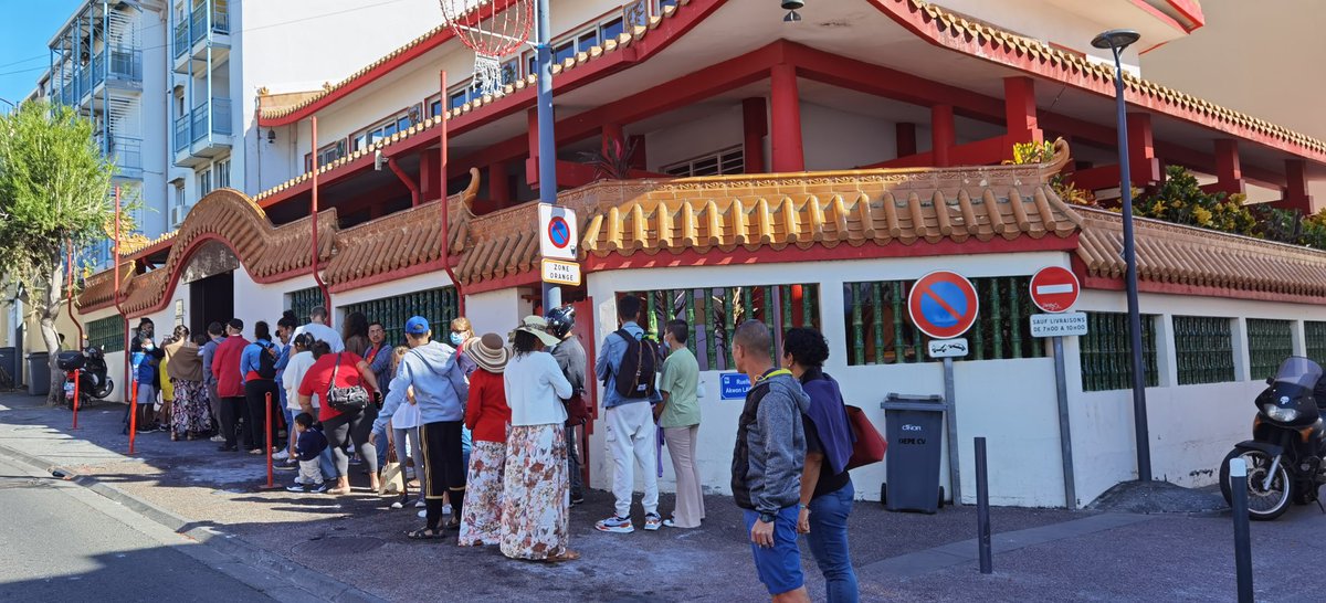 PayetFontaine's tweet photo. Queue pour visiter le temple chinois de la rue Ste Anne à St Denis #LaReunion. 
#celebration  #anniversaire #Guandi #fete https://t.co/xP980yp7yZ