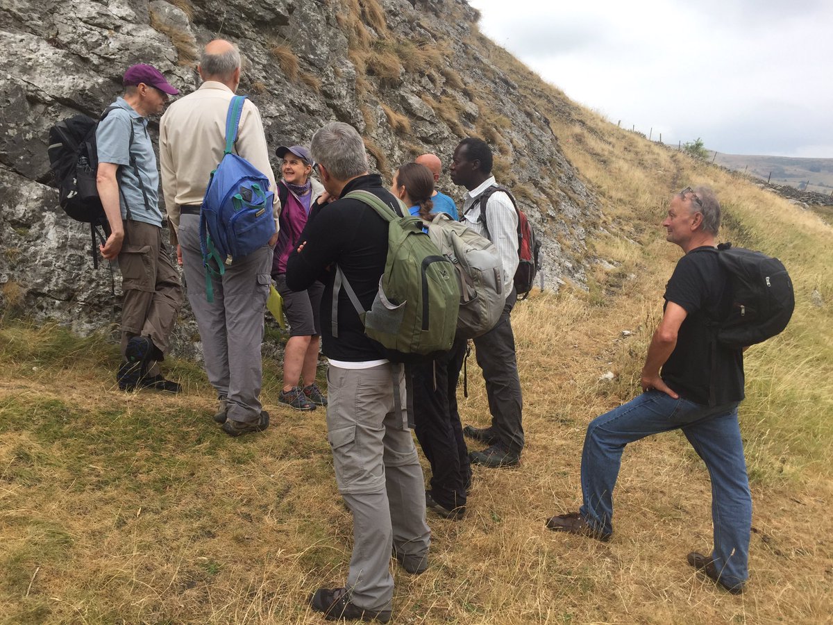 A very enjoyable day looking at the #Carboniferous #carbonates and #siliciclastics of Castleton led by @carbonatesUoM along with members of the @Sedimentology Bureau.