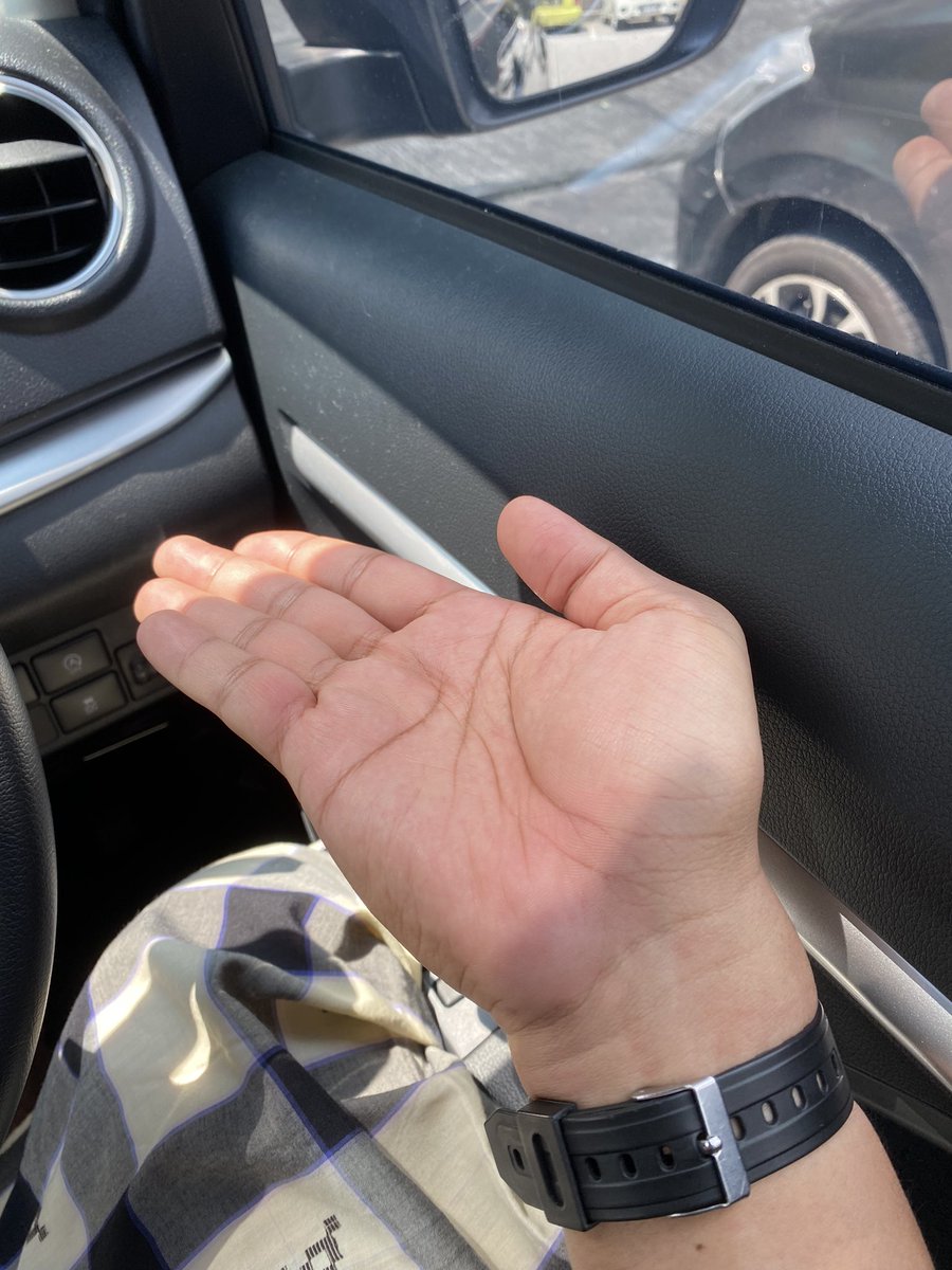 NabilHussein's tweet photo. Helo @ShopeeMY, kenapa hangpa suruh snap gambar untuk bukti barang yang tak sampai? Order tulis delivered, tapi saya mintak refund kena provide gambar? Gambar macam ni ke? Barang tak sampai kot??? https://t.co/nnCcQ1HAkV
