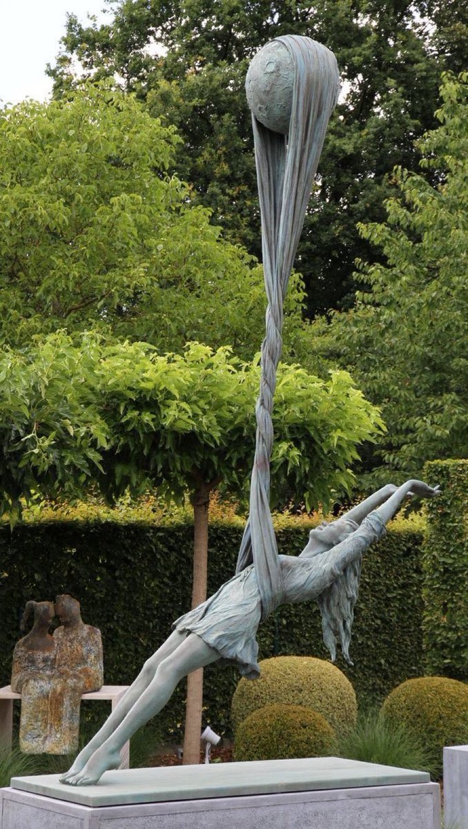 AngelsWhisperr's tweet photo. A sculpture that defies the laws of physics… https://t.co/NLDSj4IuBc