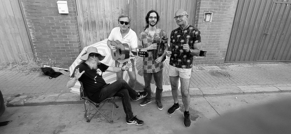 Esta noche en el #chiringuito #Kilometro6 sonarán las coplas de <a href="/KharmahPop/">Kharmah</a> 
Nosotros ya nos vamos a la ⛱ #playa #Huelva #conciertos #directos #rock