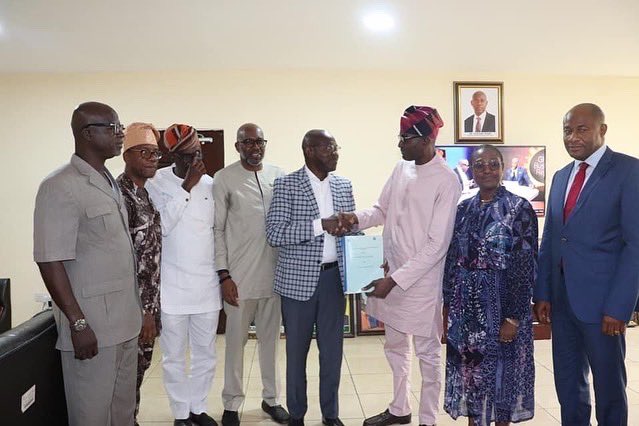 Ogun, Lagos Sign MoU On 31Km Redline Rail Project, As Operation Begins 2023

<a href="/OGSG_Official/">Ogun State Government - OGSG</a> has signed a Memoranda of Understanding with <a href="/followlasg/">The Lagos State Govt</a> on the 31-km redline passengers rail service from Oyingbo, Lagos State to Agbado in Ogun State.