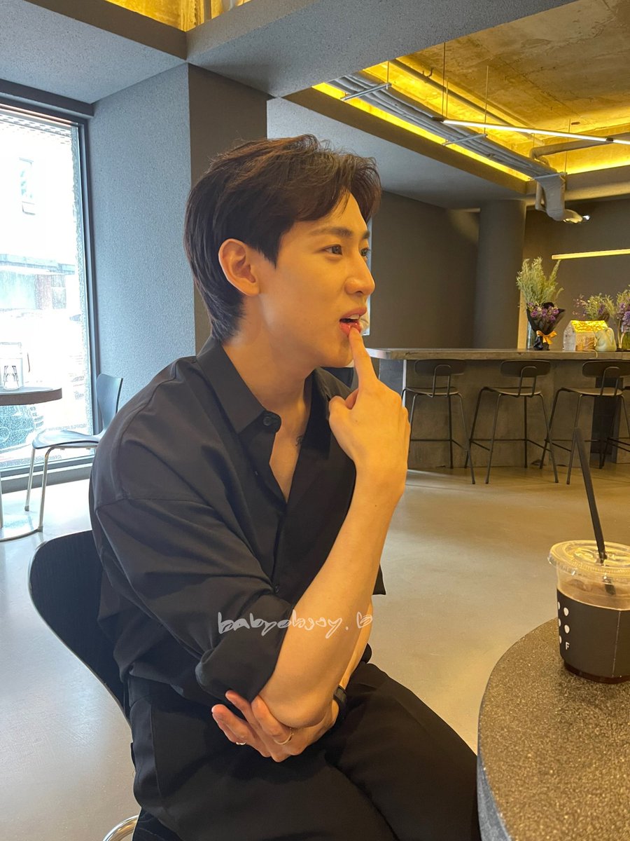 Selermoonpotter's tweet photo. น้อลแบมหล่อมาก ลูกหล่อแบบตะโก๊นนนน  ขาข้างหนึ่งก้าวไปทีมแควน  งื้ออออออ 😳  #YSLBEAUTYTHxBAMBAM
#BamBam https://t.co/3G5flHmos7