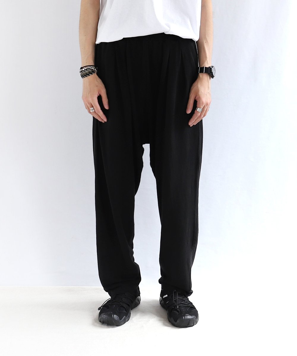 CONFECT_ONLINE's tweet photo. 《New Collar!》リネンインレーカーディガン＆イージーパンツから新色Blackがリリース致しました。
より上品に、より汎用性の高い色は難なくコーディネートが組みやすく、今時期の肌さわりに適した
リネン生地です。
↓リネンインレー 2タックトラウザーズ / Black↓
https://t.co/kfTKtm71y4 https://t.co/NKaXAJAwrp