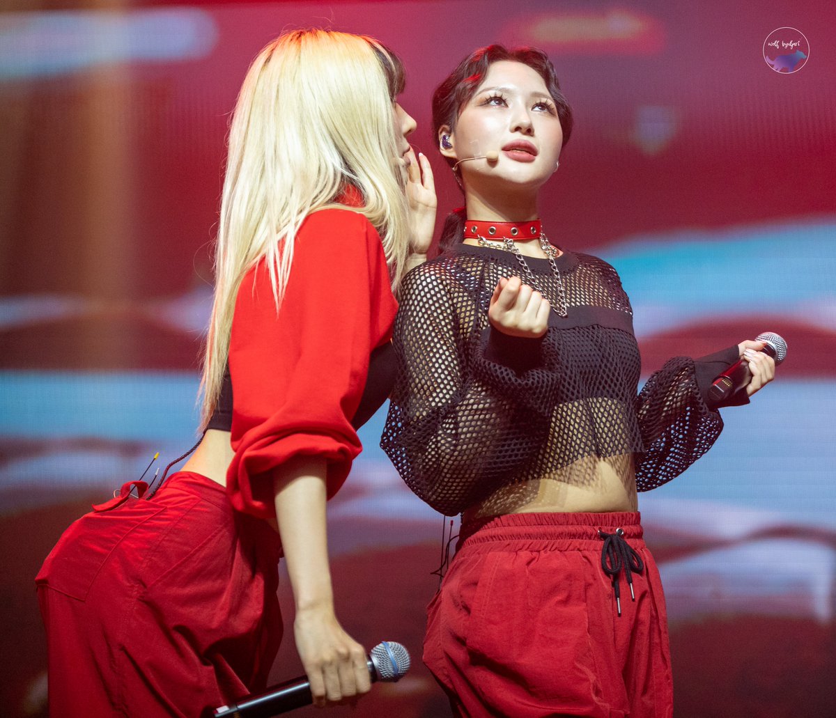 Wolf_Byuljari's tweet image. 220703 KY CONCERT HQ
#시연 #유현 #드림캐쳐
#SIYEON #Yoohyeon #Dreamcatcher 
#DreamcatcherWorldTour
#DreamcatcherInLouisville
@hf_dreamcatcher
유현이가 시연에게 무슨 말을 하는지 궁금해요 🤔
I wonder what Yoohyeon is saying to Siyeon 🤔