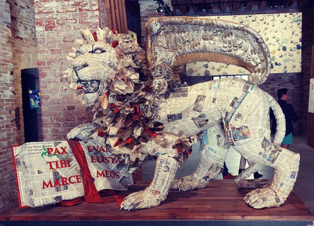 brababella's tweet photo. #VeniceArtBiennale2022 – “#Lion of St. Marc / #Napoleon” by #Marcelot
More pics at: https://t.co/uFHDyjGFeC
#venicebiennale #BiennaleArte2022 #biennaledivenezia #installationview #leonedisanmarco #leone #venice #venezia #contemporaryart #artecontemporanea @marcelot_art https://t.co/aKzJqsA28M