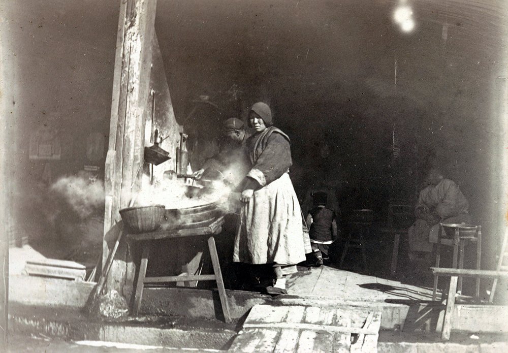 vischina's tweet photo. Hot water shop, Shanghai, 1902

Darwent, Charles Collection
JANE HAYWARD
Da01-24

https://t.co/Kgoc62wWGL

#中國歷史 #上海 #清末 #歷史 #上海生活 #生活 #街拍 #chinesehistory #oldchina #qing #oldshops #lifeinchina #shanghaihistory #shanghai #imperialchina #oldtravelphotos #china https://t.co/MPCKjN5e2m
