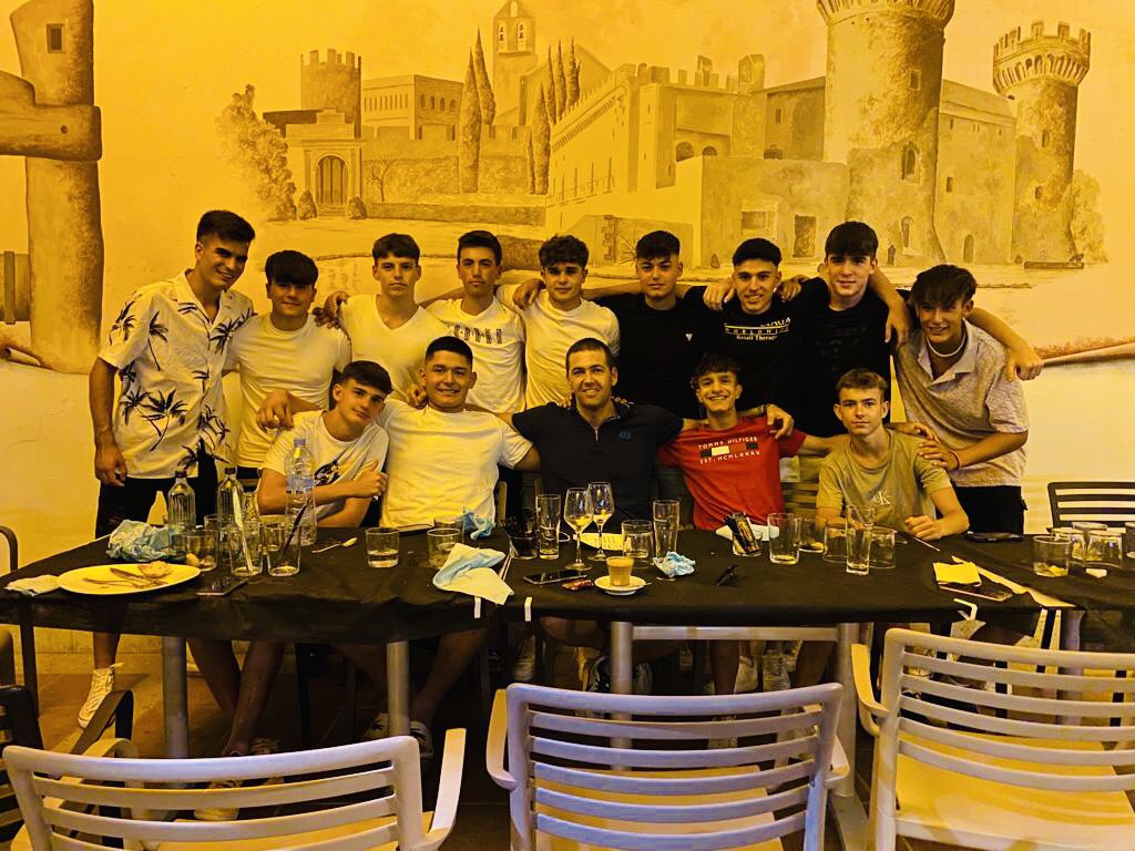 Ahir,moments q et deixa el⚽️,uns nanos q per coses dl futbol ara alguns estan repartits per altres clubs i equips...però q un any de la seva vida van coincidir junts al <a href="/CFPeralada/">CF Peralada</a> montin un sopar per veure'ns🙌💫😍