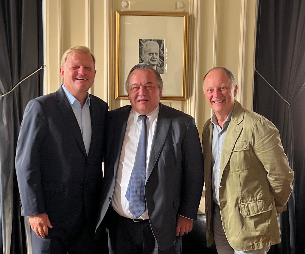 Oser, c’est conquérir &amp; conquérir c’est grandir. Croire en ses rêves, en ses idées avec conviction, passion, détermination pour réaliser de grandes choses. Comme <a href="/OlivierGinon/">Olivier Ginon</a> et @pascalchevalier, ceux qui partent à l’attaque des géants sont la #France de demain.