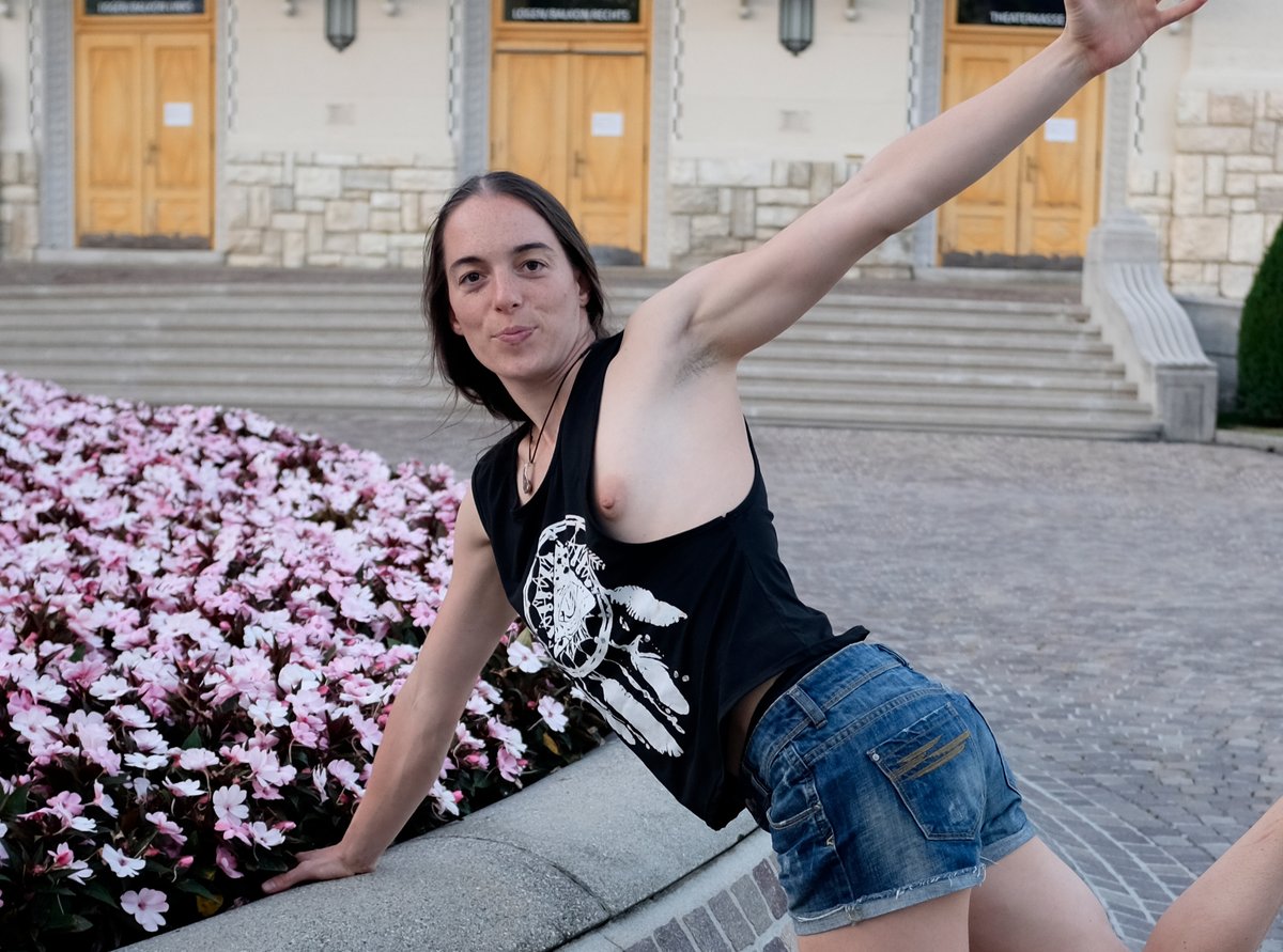 freespiritinfr1's tweet photo. Exploring Klagenfurt before the start of the World Bodypaining Festival

https://t.co/cQWGCoidqW
https://t.co/rNl26rxCsd

#FreeSpiritInFreeBody #NoBraNoProblem #Klagenfurt #Nipple https://t.co/sghjmSjKUT
