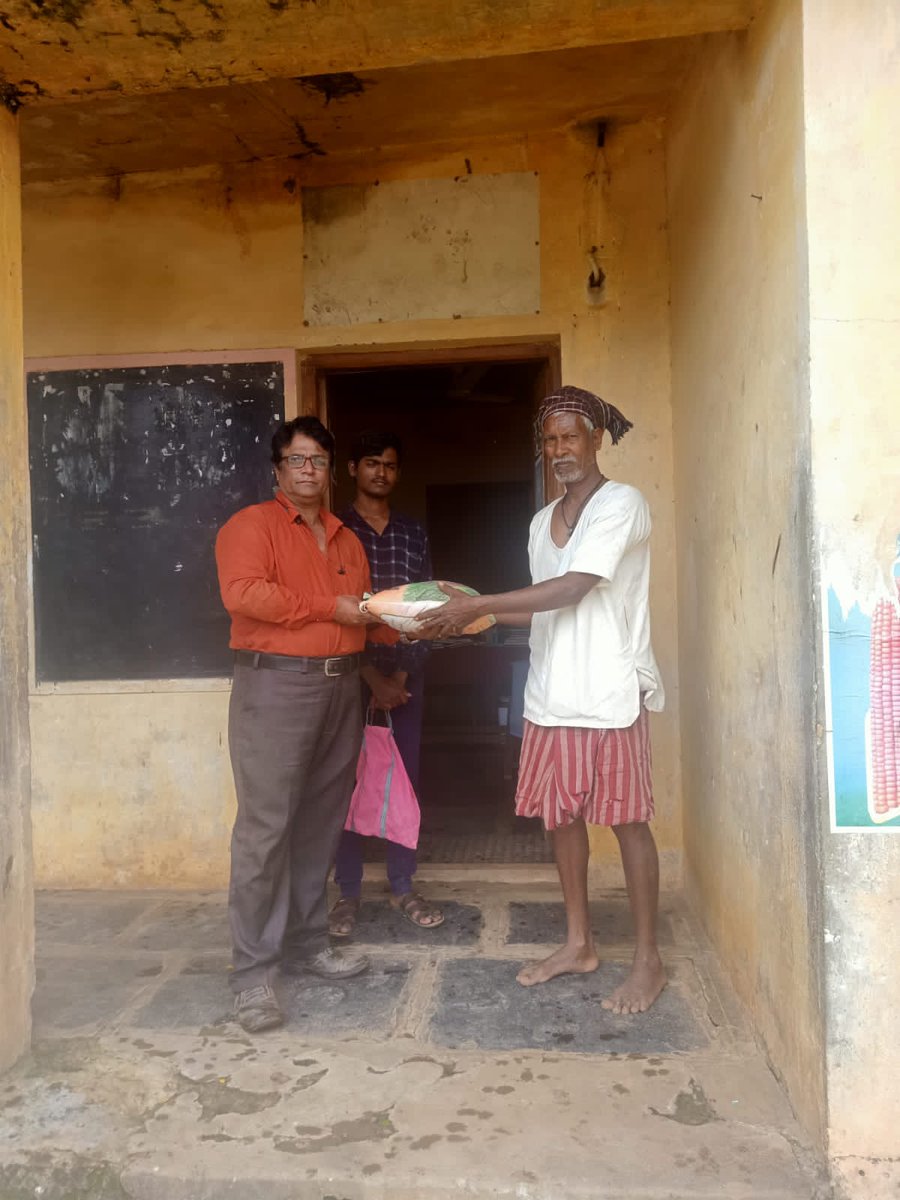 AHVS_Karnataka's tweet photo. ದಿನಾಂಕ: 22/7/2022 ರಂದು, ಧಾರವಾಡ ಜಿಲ್ಲೆಯ ವಿವಿಧ ಗ್ರಾಮಗಳಲ್ಲಿ, ರೈತರಿಗೆ ಮೇವು ಬೀಜದ ಮಿನಿಕಿಟ್ ಗಳನ್ನು ಡಾ.ಉಮೇಶ್ ಎನ್.ಕೊಂಡಿ, ಉಪನಿರ್ದೇಶಕರು (ಆಡಳಿತ) ರವರ ನೇತೃತ್ವದಲ್ಲಿ ವಿತರಿಸಲಾಯಿತು.
#Dharwad #Fodderminikit https://t.co/6LZZMiNPEN