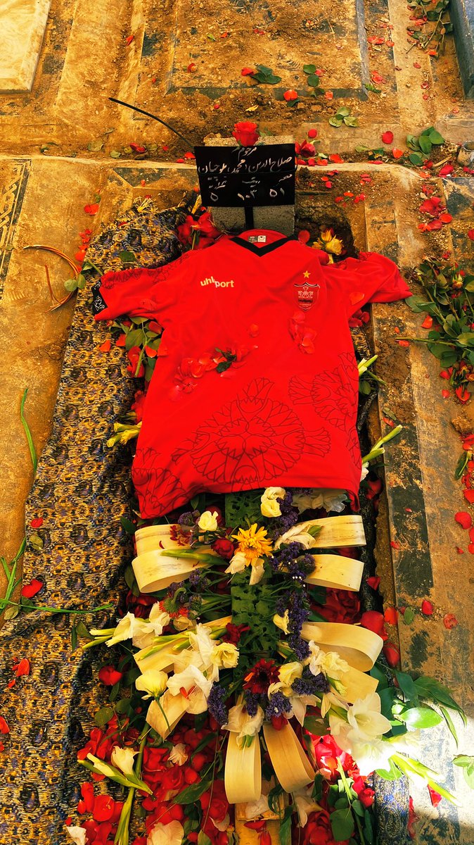 ای پرچمت ما را کفن💔🖤

آخرین چیزی بود که میدونستم خوشحالت میکنه و‌ من میتونستم برات بیارم
<a href="/mohammad_msb64/">محمد بلوچیان</a> 

جات کنار #پرسپولیس خیلی خالیه 
همیشه بیادتیم🙏