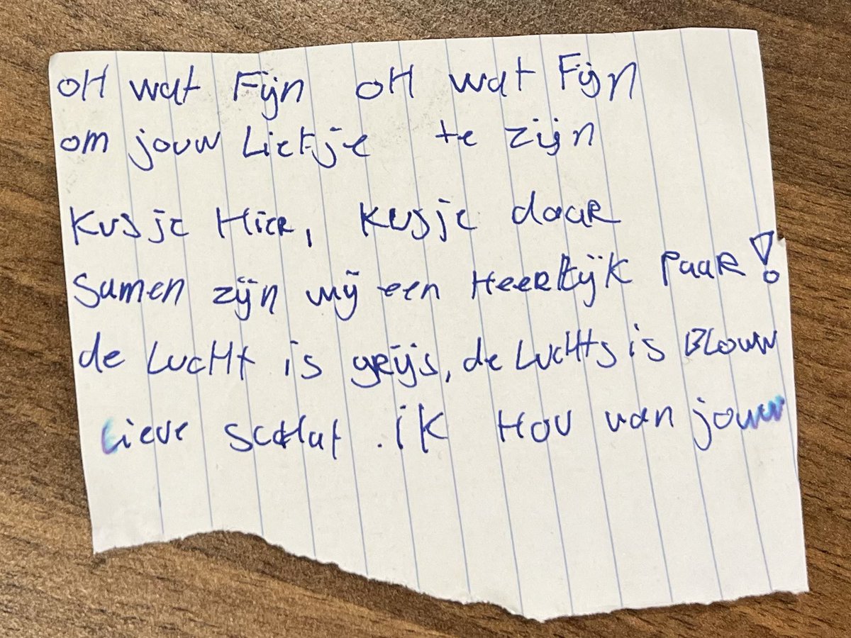 Aan het einde van het schooljaar worden de kluisjes leeggemaakt. Soms vind je een oude boterham of droge mandarijn. Soms ‘n lief briefje…
