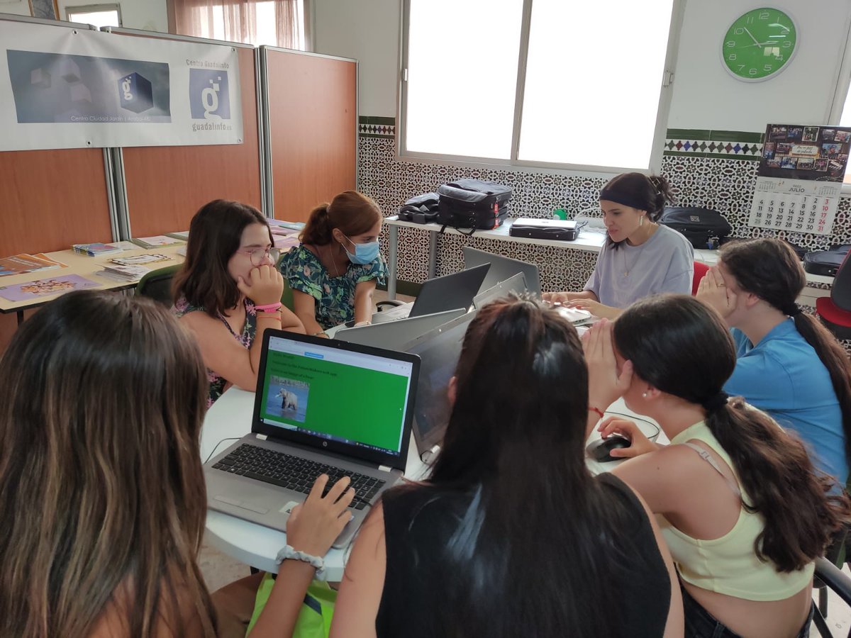 ArrabalAID's tweet photo. Finalizamos la semana con el cierre del curso #BITAminadas a través de @fundacionesplai y @RedConectaCC. Nuestras chicas están felices de diseñar por primera vez una página web para su proyecto social que responden a los ODS. #ChicasIntench #Agenda2030 #Soy2030 https://t.co/Gp1hLTroCM