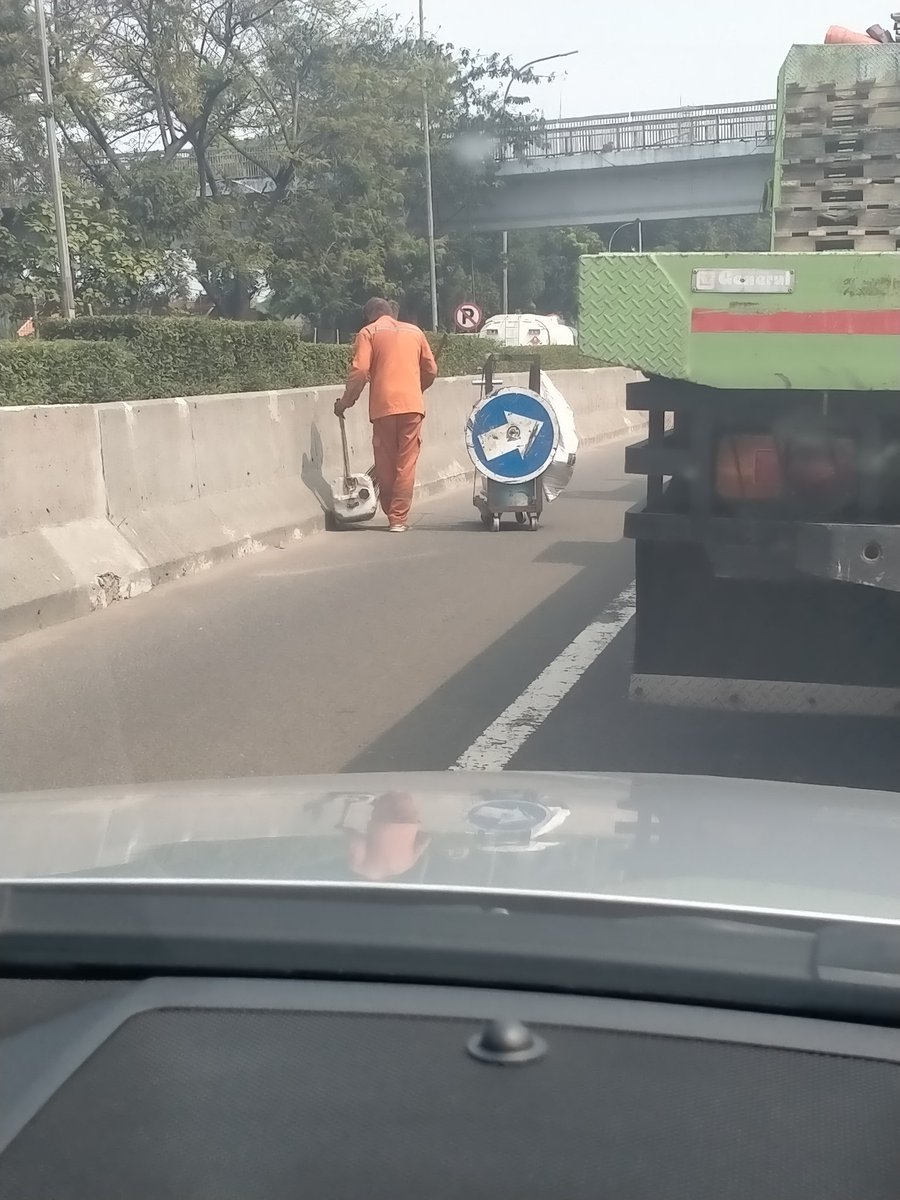 irawanaulia's tweet photo. @hk_jorrs @BudiKaryaS @jokowi  Semboyan HK, Kita setuju Keselamatan no. 1, tapi kok nyapu jalan tol JORR masih pake tenaga manusia?? https://t.co/Je4Q8rtY4b