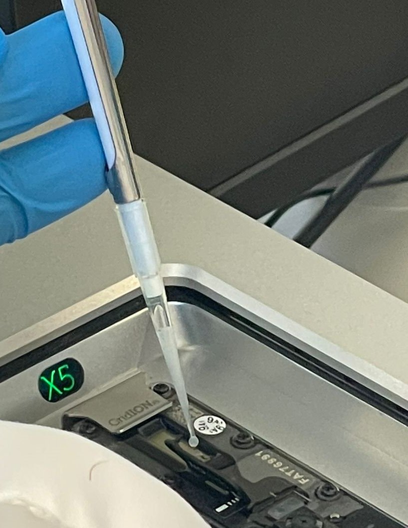 Tuesday at <a href="/KU_Leuven/">KU Leuven</a> with <a href="/AOUBIO/">Anton🔬</a> we sequenced a total of 24 monkeypox samples on a single flowcell using the new (NextGen)PCR tiling approach! <a href="/MaesPiet/">Piet Maes</a> <a href="/tonywawinab/">Tony Wawina B.</a>