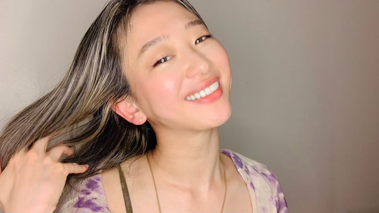 白髪染めをしないグレイヘアは カッコいい女性 の代名詞に 老けた印象にならないためのコツとは Twitter
