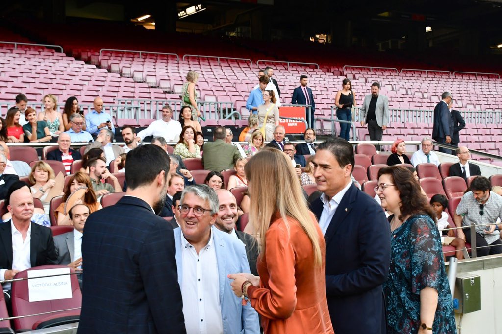 _VictoriaAlsina's tweet photo. Feia temps que l'amistat catalano-suïssa no era tan forta, tan sincera, com durant tot aquest temps en què hem comptat amb el cònsol general Beat Kaser, @beatkaser. Li vull agrair la participació en els actes d'@exteriorscat que hem fet des del #HubConsular. https://t.co/19rtxXtFIB