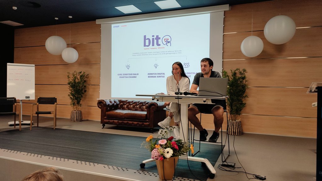 emun_taldea's tweet photo. Emunkideak ohi bezala urte erdiko batzarrean gaude gaur. Emunen #EstrategiaDigitala ari zaigu aurkezten Uxue Beloki eta Emunen #BerrikuntzaSistema sakonduko dugu ondoren. Eguerdian Informazio Foro Orokorra eta urte erdiari errepasoa. #EmunBidea #EraldaketanGara https://t.co/Ni6ctAXZ4P
