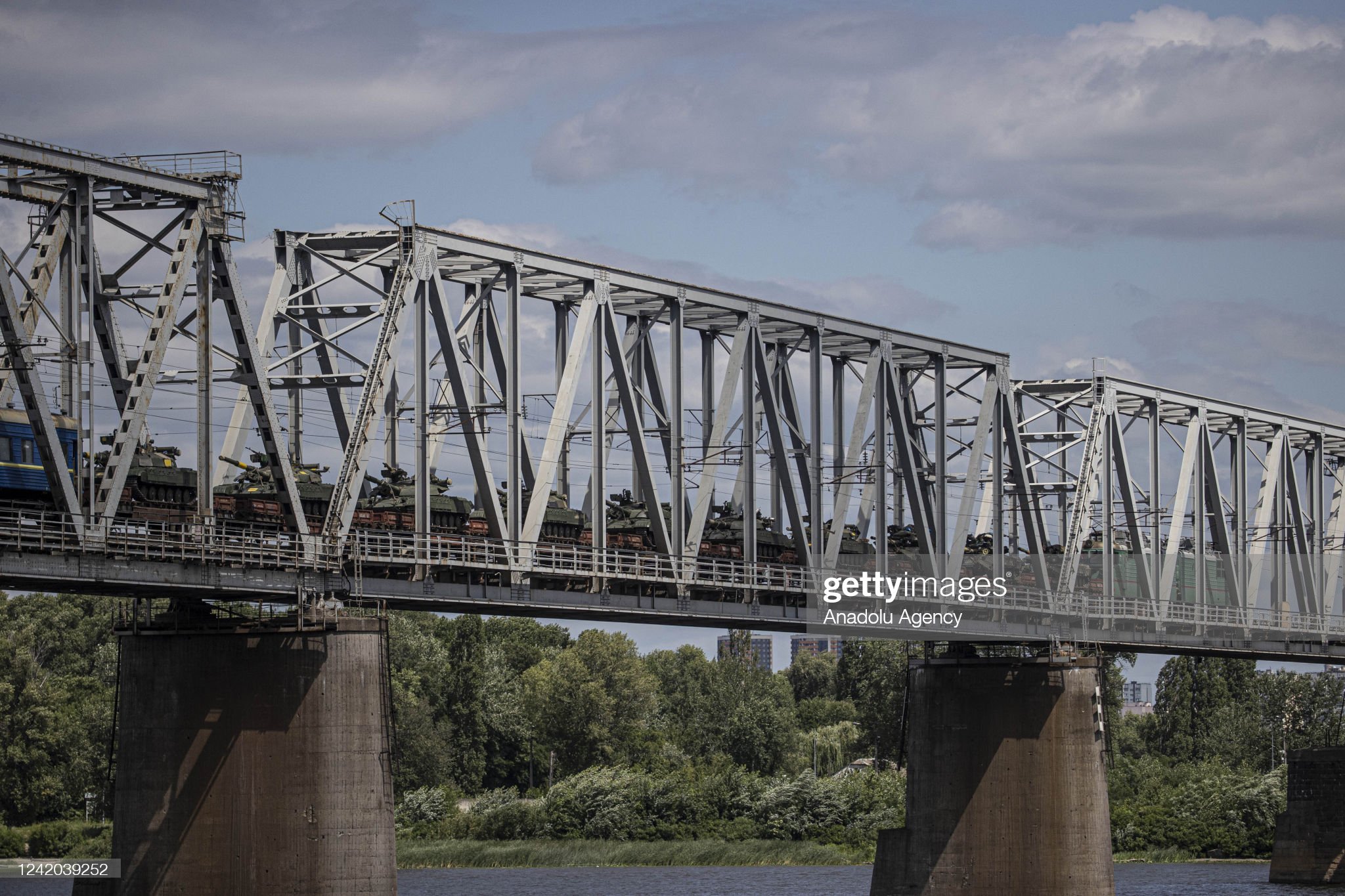 Почему целы мосты через днепр. Разбомбили мост. Почему целы мосты через днепр. Мост метро киев. Жд мост в днепре.