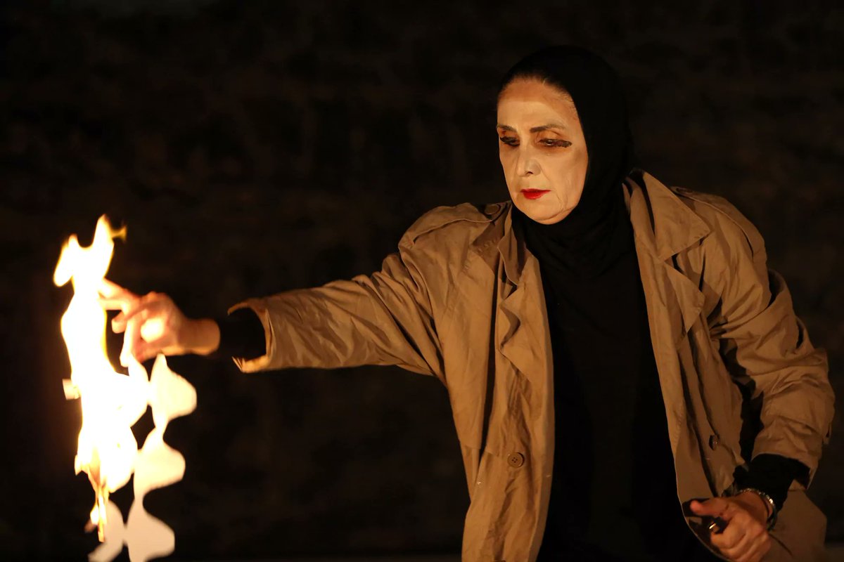 sceneweb's tweet photo. [critique] de @roza_lo Jogging, entre mythe et actualité https://t.co/Ree9FaFwnn Au @FestivalAvignon, Hanane Hajj Ali scrute la figure de Médée et sa permanence, autant que la politique libanaise. https://t.co/B3X0IH9mwe