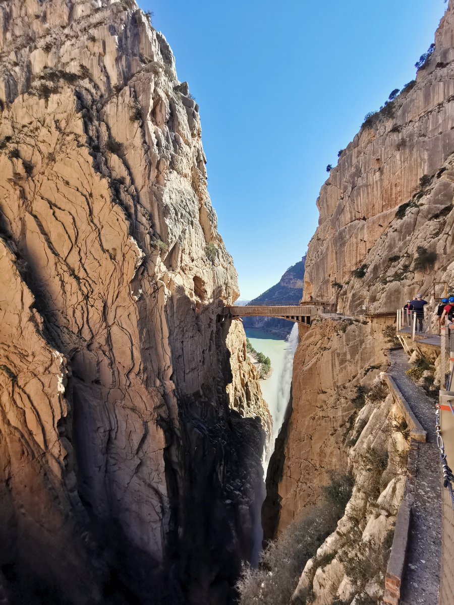 🤩El Caminito del Rey en El Chorro, una pasarela suspendida sobre los tajos de la Sierra Huma, colgada de las rocas del Desfiladero de los Gaitanes, un camino que es de ensueño y no de la prosaica necesidad de unir por el itinerario más corto dos instalaciones hidroeléctricas.