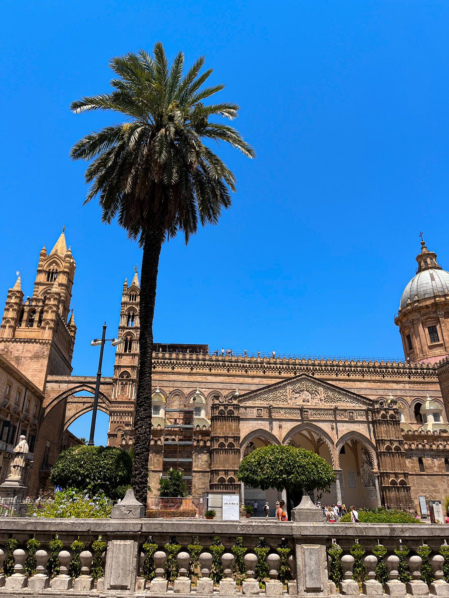 Splendido esempio di come dall’unione di diverse culture nasce qualcosa di meraviglioso. Cattedrale di Palermo, frutto della fusione di diverse culture:  araba, normanna, bizantina. Oriente e Occidente si sono incontrate e completate. Uniamoci, non dividiamoci  #Palermo #culture