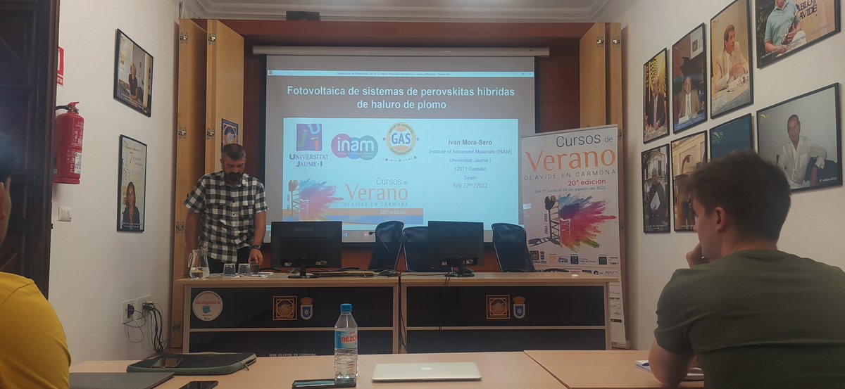 nanoUPOsc (@nanouposc) on Twitter photo El profesor <a href="/IvanMoraSero/">Iván Mora-Seró</a> imparte la conferencia "Fotovoltaica de sistemas de perovskitas híbridas de haluro de plomo" en el curso de la UPO en Carmona "Nuevas Tecnologías en energía solar: fundamentos y aplicaciones". El profesor <a href="/IvanMoraSero/">Iván Mora-Seró</a> imparte la conferencia "Fotovoltaica de sistemas de perovskitas híbridas de haluro de plomo" en el curso de la UPO en Carmona "Nuevas Tecnologías en energía solar: fundamentos y aplicaciones".