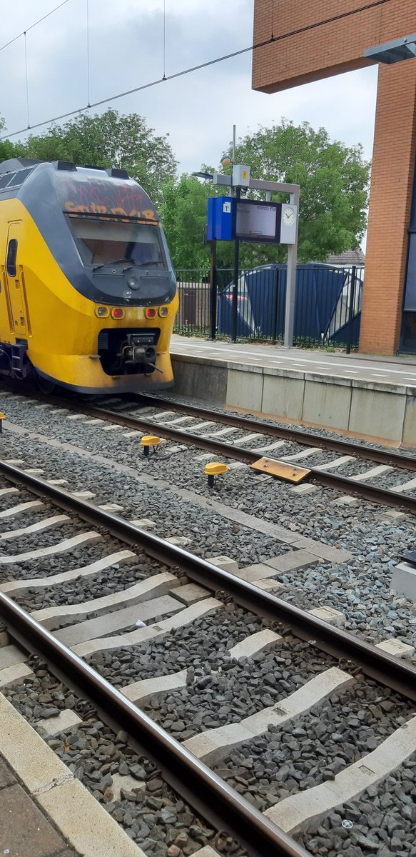 Dan zet <a href="/NS_online/">NS online</a> in de reisplanner dat op spoor 20 binnen komt. 
Dus stap voorin met iemand die minder mobiel is. 
Maar nee hoor kom op spoor 1b binnen. 
Wat een top service.