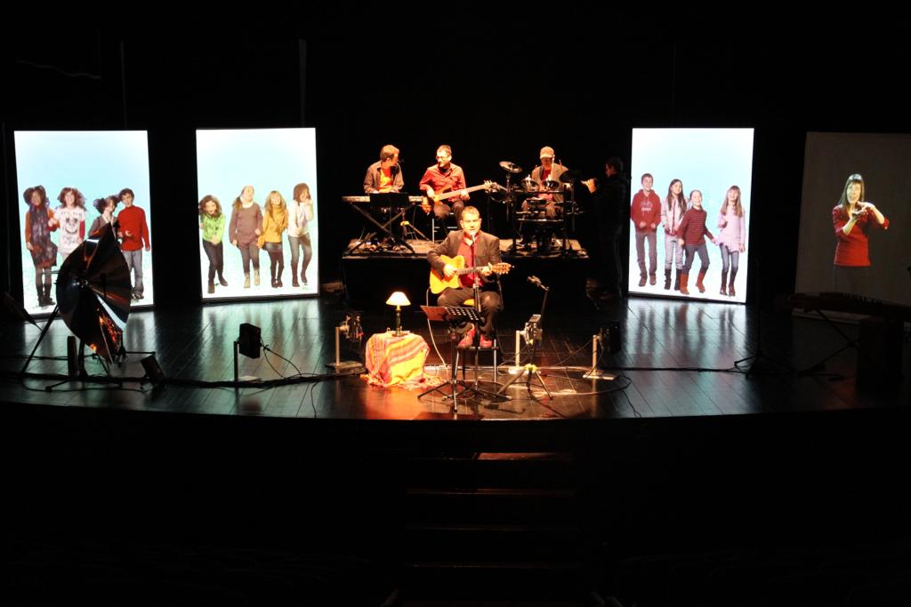 👧🏼  'El món de la Irene' Un espectacle en forma de concert multimèdia, accessible per a persones sordes, que incorpora la llengua de signes i projeccions d’imatges i il·lustracions.

🎭 De la companyia <a href="/AFONIXProd/">AFONIX Produccions</a> i <a href="/peplopez/">Pep López</a>
🧒🏼 De 6 a 10 anys. Primer i segon cicle de Primària.