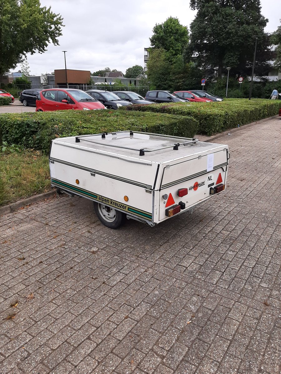 Hakkelerkampstraat - Deze vouwwagen staat langer dan de drie toegestane dagen op de openbare weg. De (voor ons onbekende) eigenaar heeft nog drie dagen de tijd om de vouwwagen te verwijderen. Als dit niet gebeurt, zullen wij bestuursdwang toepassen en de vouwwagen verwijderen.