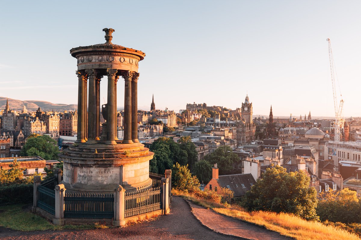 🤩La capital escocesa es una de las ciudades más especiales en Europa. 

🥰Edimburgo es un lugar cargado de encanto, repleto de callejones adoquinados, rincones oscuros, preciosos edificios y jardines, una infinidad de museos con entrada gratuita y unos ciudadanos agradables.