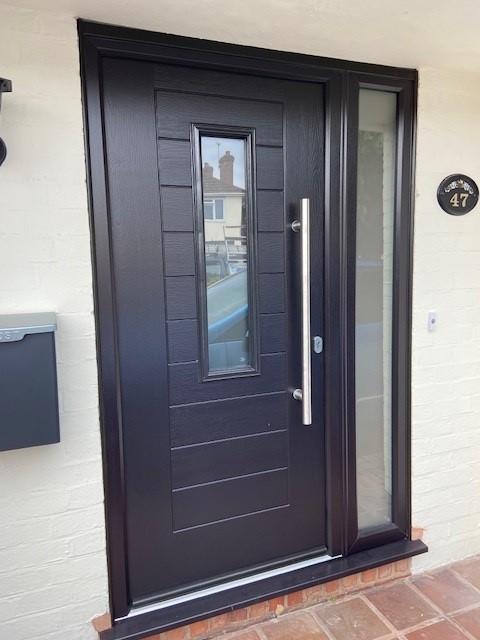 Another great installation by the Team, @EnduranceDoors  Alto style door with bar handle in Anthracite grey with matching anthracite frame, complete with a side panel